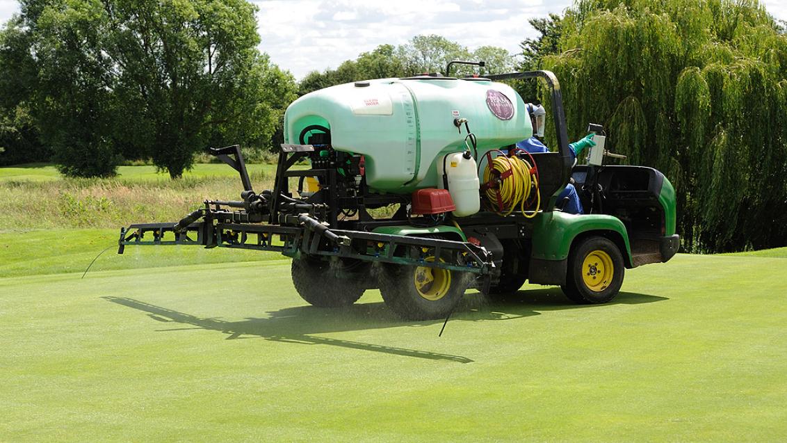 1024_x_576_-_spraying_greens_with_xc_nozzles_ely_city.jpg