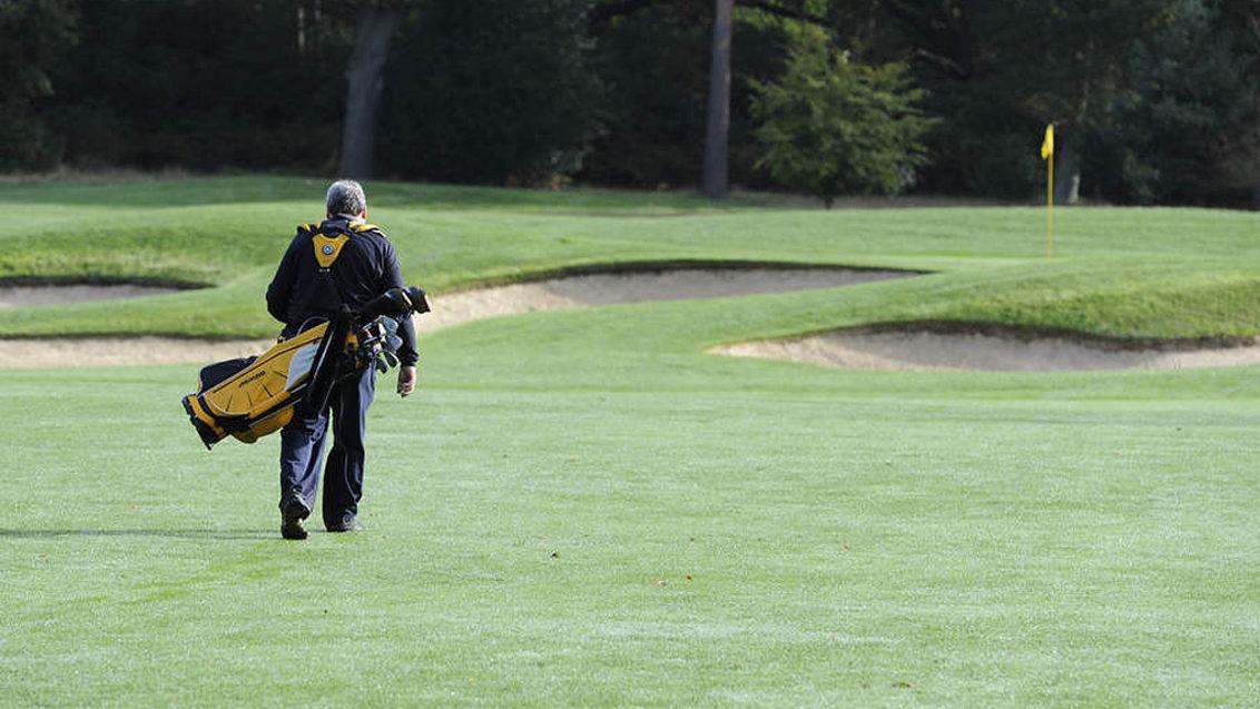 1024_x_576_lone_golfer.jpg