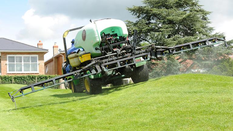 Spraying uneven ground