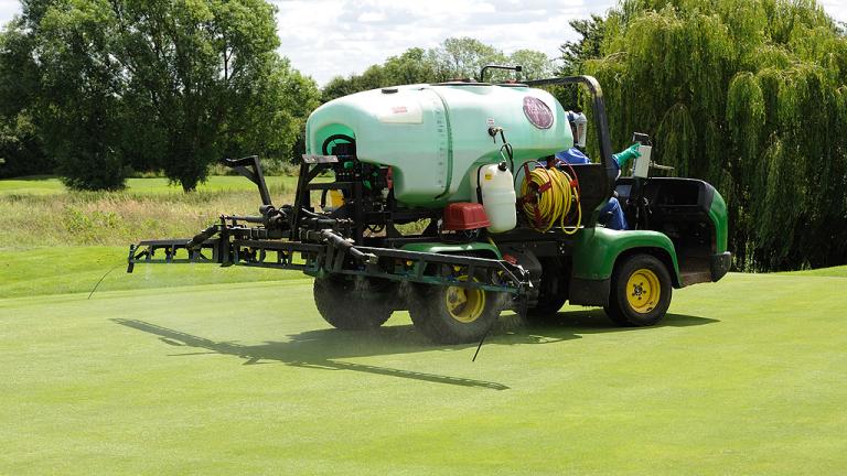 1024_x_576_-_spraying_greens_with_xc_nozzles_ely_city.jpg