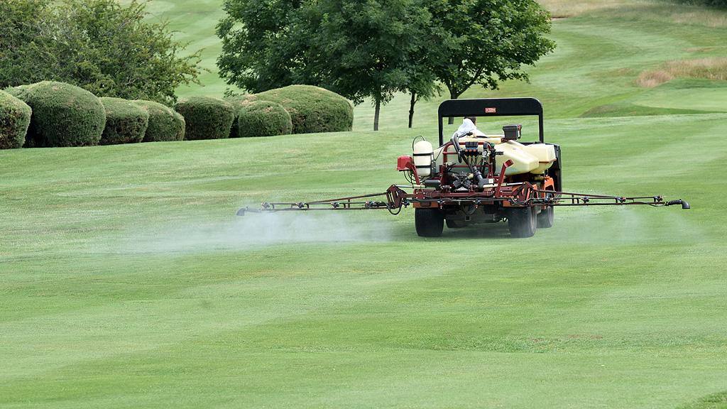 1024_x_576_spray_drift_from_225514_flat_fan_on_boom_left_conmpared_to_225514_xc_4.jpg