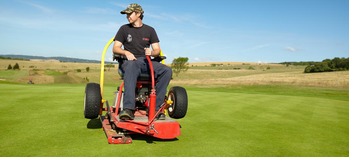 1500_x_677_turf_iron_rolling_to_reduce_dollar_spot_pressure.jpg